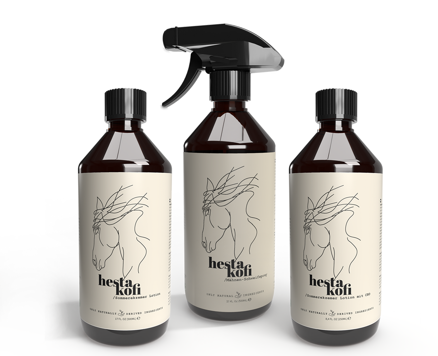 Drei Flaschen Hesta Kofi Pflegespray mit Creme-Etiketten mit einer minimalistischen Pferde-Illustration; die mittlere Flasche hat eine Sprühdüse, während die anderen normale Kappen haben.