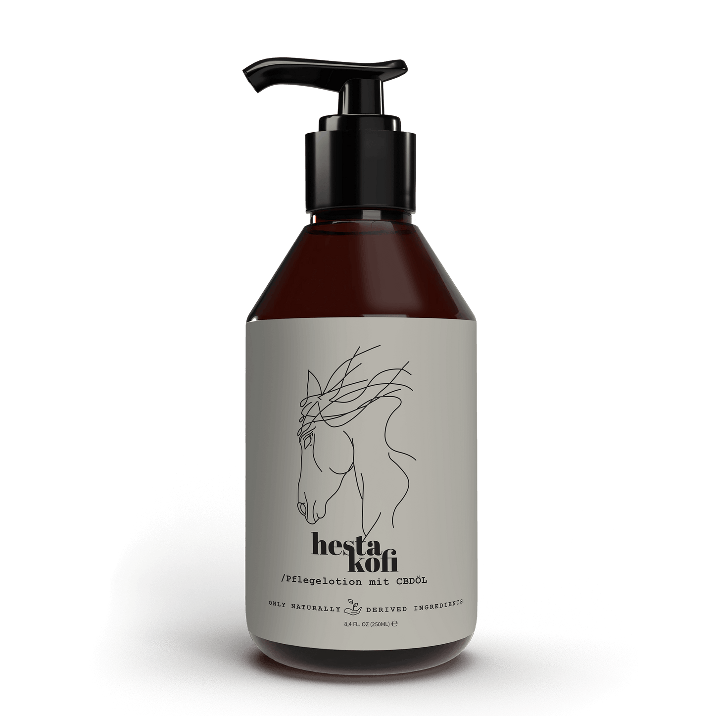 Die braune Pumpflasche mit beigem Etikett zeigt einen minimalistischen Pferdekopf, "hestakofi // Pflegelotion mit CBDÖL für Pferde" und "ONLY NATURALLY DERIVED INGREDIENTS". Ideal zur Pflege bei Sommerekzem. Marke: Hestakofi. Produkt: Pflegelotion mit CBDÖL.