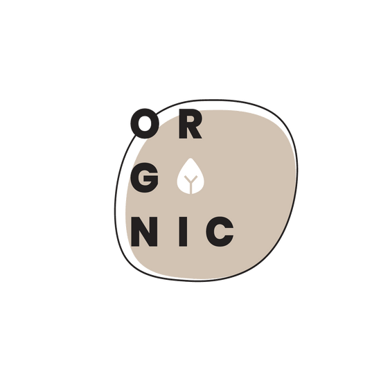 Minimalistisches Logo mit dem Wort ORGANIC in fetten schwarzen Buchstaben, die um eine beigefarbene unregelmäßige Form angeordnet sind, mit einem weißen Blattsymbol in der Mitte.