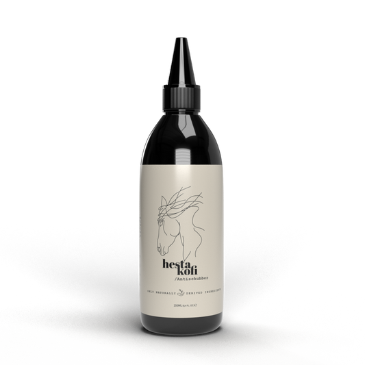 Schwarze Hestakofi Antischubber-Flasche mit spitzer Tülle und minimalistischem Pferdemotiv auf beigefarbenem Etikett. Formuliert für die zu Allergien neigende Pferdehaut mit feuchtigkeitsspendenden Inhaltsstoffen. Die Flasche steht auf einer strukturierten Oberfläche.
