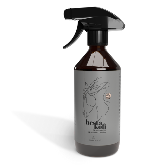 Eine braune Sprühflasche mit schwarzem Abzug und einem grauen Etikett mit einem minimalistischen Pferdekopf. Das Etikett mit der Aufschrift "Hestakofi Antimauke" und isländischem Text unterstreicht die natürliche antibakterielle Wirkung.