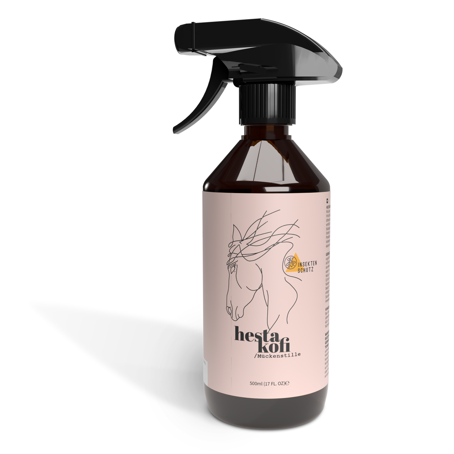 Eine braune Sprühflasche mit schwarzer Düse und der Aufschrift hestakofi / Mückenkattle, die eine minimalistische Strichzeichnung eines Pferdekopfes und ein Emblem mit der Aufschrift Insekt Protect zeigt. Die Flasche enthält 500ml (17 fl. oz).
