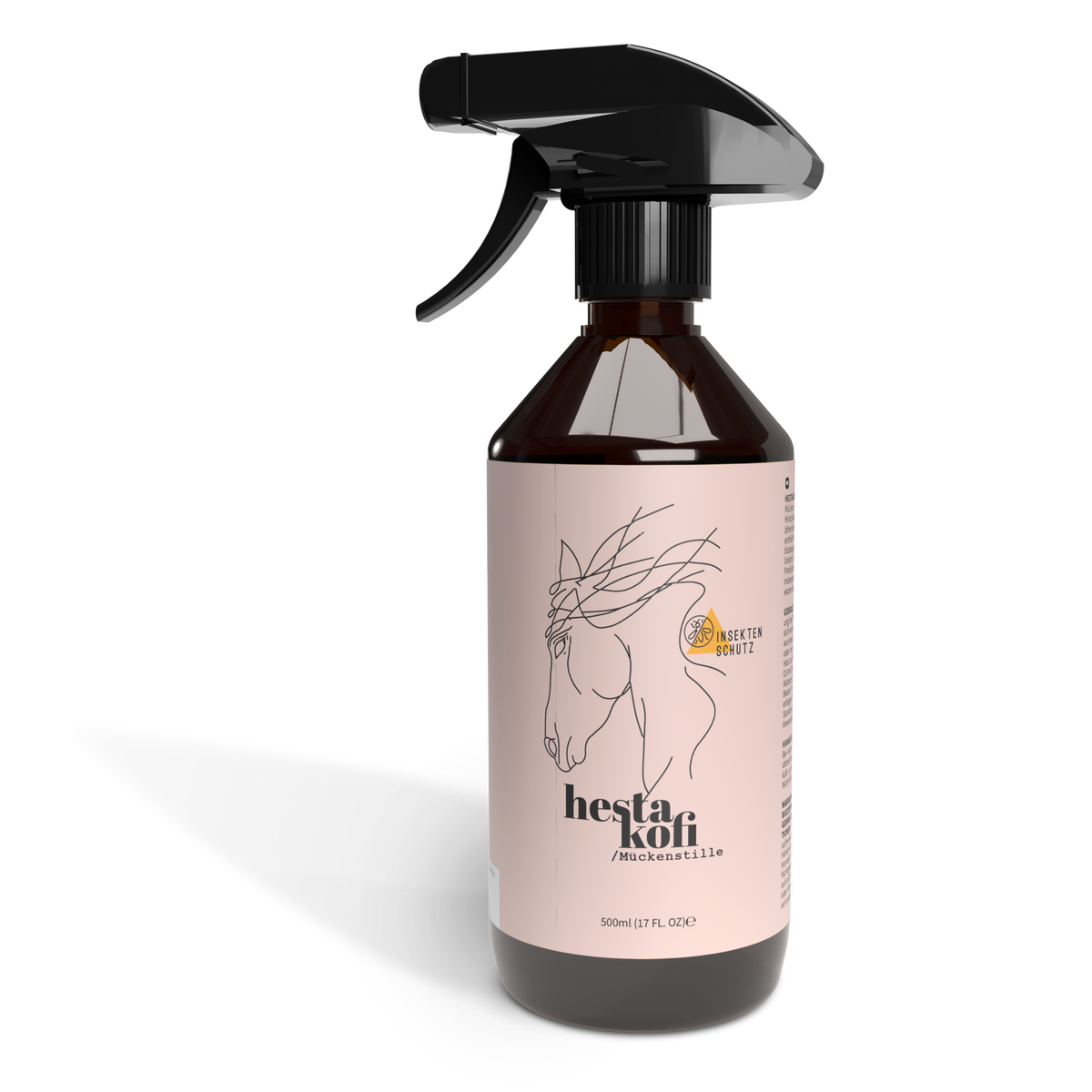 Eine braune Sprühflasche mit schwarzer Düse und der Aufschrift hestakofi / Mückenkattle, die eine minimalistische Strichzeichnung eines Pferdekopfes und ein Emblem mit der Aufschrift Insekt Protect zeigt. Die Flasche enthält 500ml (17 fl. oz).