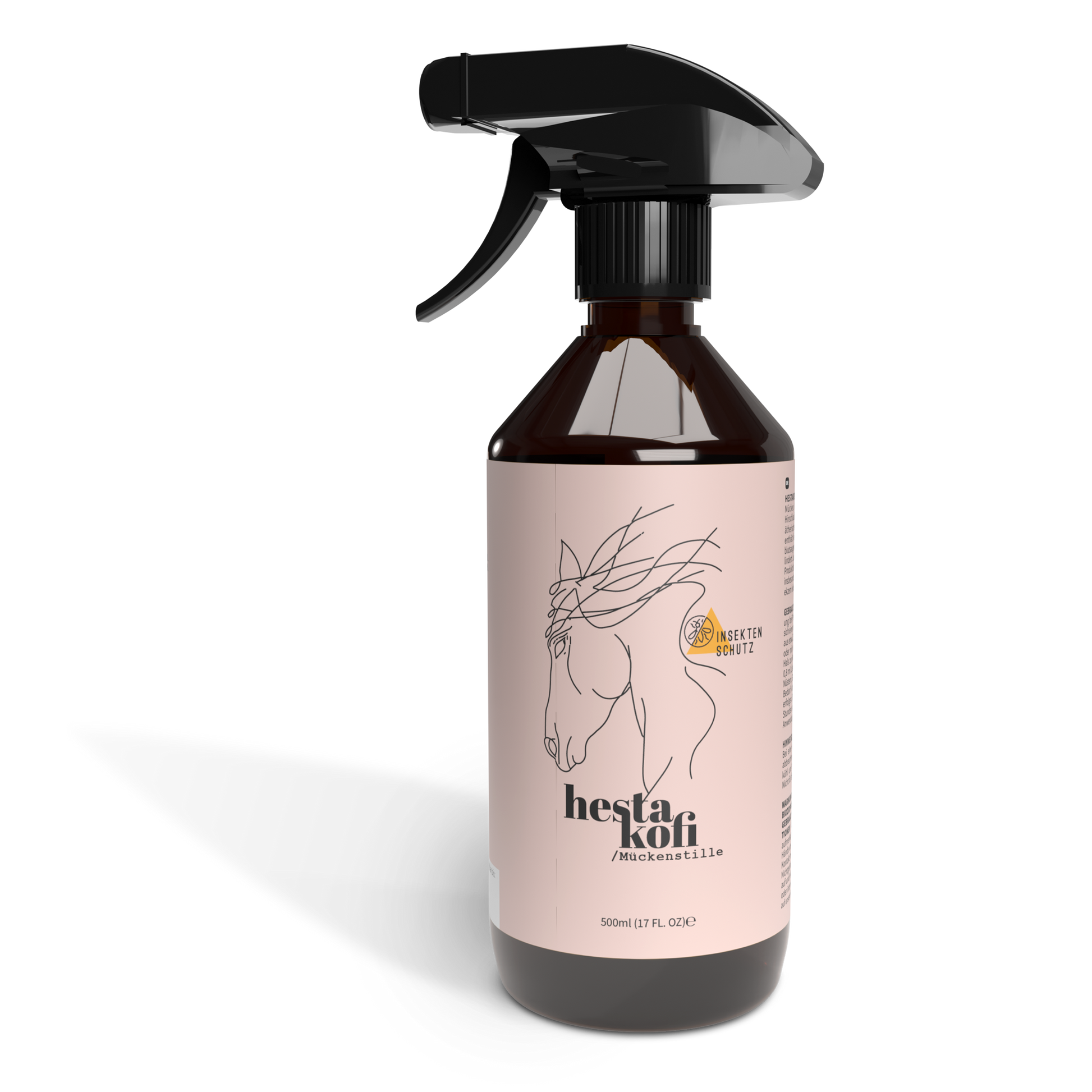 Eine braune Sprühflasche mit schwarzer Düse und der Aufschrift hestakofi / Mückenkattle, die eine minimalistische Strichzeichnung eines Pferdekopfes und ein Emblem mit der Aufschrift Insekt Protect zeigt. Die Flasche enthält 500ml (17 fl. oz).