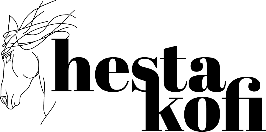 Minimalistische schwarze Strichzeichnung eines Pferdekopfes neben dem fettgedruckten, klein geschriebenen Text hesta kofi in einer modernen Serifenschrift. Die Mähne des Pferdes scheint vom Winde verweht zu sein und fügt sich in das Logodesign ein.