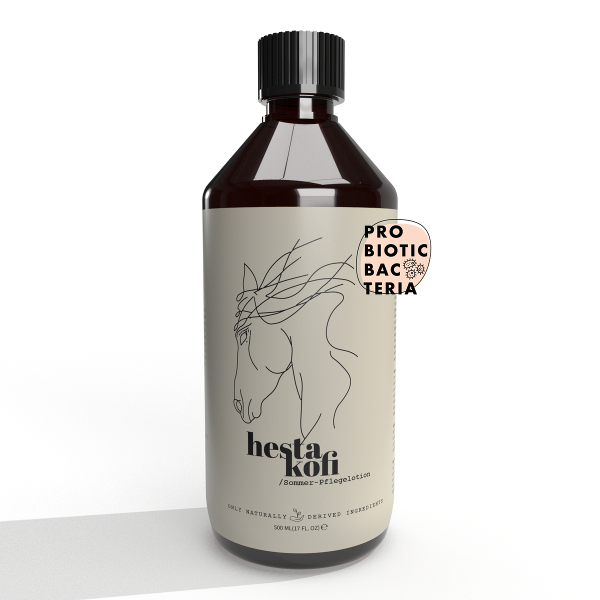 Eine braune Flasche mit der Aufschrift Hestakofi Sommer - Pflegelotion mit einem minimalistischen Pferdekopf-Design. Auf dem Etikett stehen probiotische Bakterien, natürliche Inhaltsstoffe, 500ml, und unterstützt das Wohlbefinden und die Juckreiz-Linderung Ihres Pferdes.