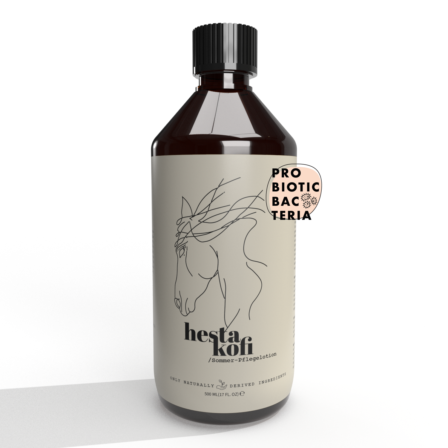 Eine braune Flasche mit der Aufschrift Hestakofi Sommer - Pflegelotion mit einem minimalistischen Pferdekopf-Design. Auf dem Etikett stehen probiotische Bakterien, natürliche Inhaltsstoffe, 500ml, und unterstützt das Wohlbefinden und die Juckreiz-Linderung Ihres Pferdes.