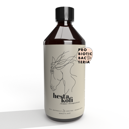 Eine braune Flasche mit der Aufschrift Hestakofi Sommer - Pflegelotion mit einem minimalistischen Pferdekopf-Design. Auf dem Etikett stehen probiotische Bakterien, natürliche Inhaltsstoffe, 500ml, und unterstützt das Wohlbefinden und die Juckreiz-Linderung Ihres Pferdes.