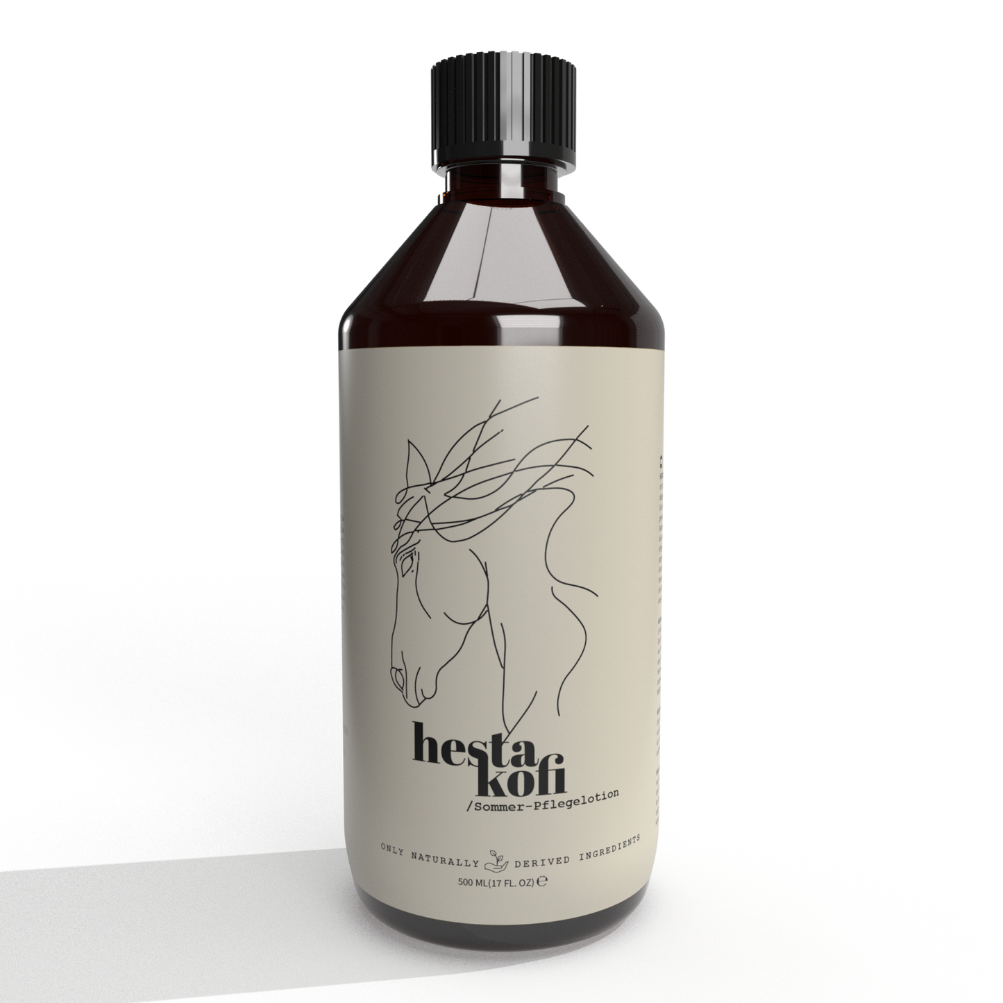Die dunkelbraune 500-ml-Flasche von Hestakofi mit beigefarbenem Etikett und minimalistischer Pferdekopfzeichnung mit der Aufschrift Sommer - Pflegelotion enthält natürliche Inhaltsstoffe, die den Juckreiz lindern.