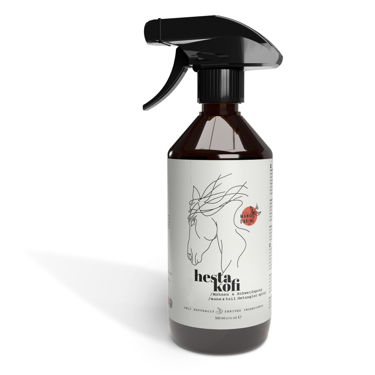Eine braune Sprühflasche mit der Aufschrift "Hestakofi Woody Mandarine" zeigt auf ihrem weißen Etikett eine minimalistische Pferdekopfzeichnung. Die Flasche enthält natürliches Mähnen- und Schweifspray und ist mit einer schwarzen Abzugsdüse ausgestattet.