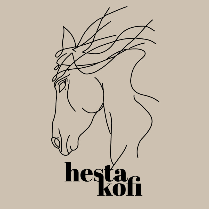 Minimalistische Strichzeichnung eines Pferdekopfes mit wehender Mähne über dem fettgedruckten, klein geschriebenen Text "hestakofi" auf beigem Hintergrund.