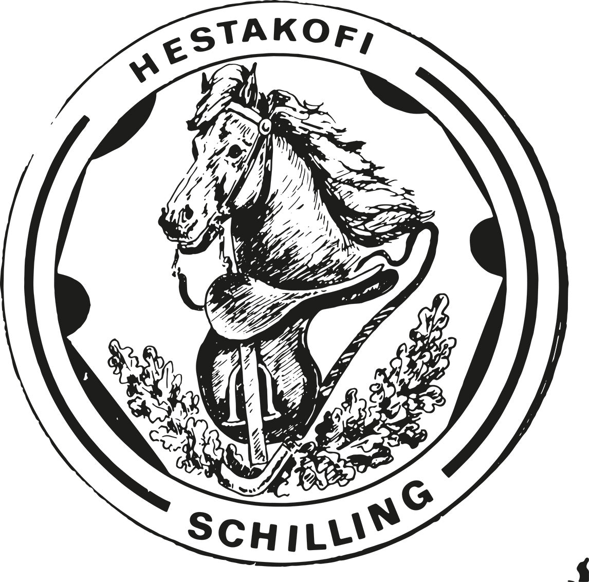 Schwarz-weißes kreisförmiges Logo mit einem Pferd mit Zaumzeug und Sattel in der Mitte, umgeben von dekorativen Blättern. Der Schriftzug HESTAKOFI SCHILLING ist am Rand des Kreises angebracht.