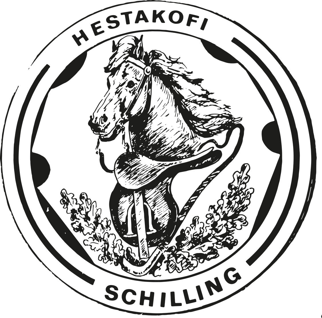 Schwarz-weißes kreisförmiges Logo mit einem Pferd mit Zaumzeug und Sattel in der Mitte, umgeben von dekorativen Blättern. Der Schriftzug HESTAKOFI SCHILLING ist am Rand des Kreises angebracht.