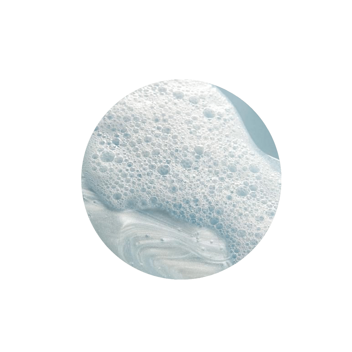 Nahaufnahme von weißen Seifenblasen und Schaum auf einer hellblauen Oberfläche in einem runden Rahmen vor schwarzem Hintergrund, der die sanfte Wirkung der pH-neutralen Formulierung von Hestakofi Shampoo verdeutlicht.