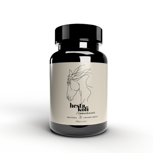 Eine schwarze Ergänzungsflasche mit der Aufschrift Hestakofi Immunboost, die einen Pferdekopf auf einem beigen Etikett zeigt, der vor einem abstrakten Hintergrund mit schwarzen Punkten und Farbverläufen steht - ideal für Sommerekzem und zur Unterstützung des Immunsystems.