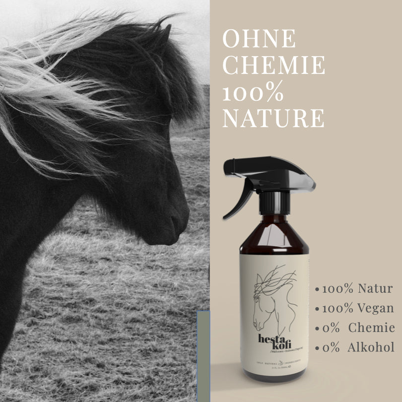 Ein Schwarz-Weiß-Bild eines Pferdes neben einer Sprühflasche mit der Aufschrift Hestakofi Mähnen und Schweifspray. Text-Highlights: 100% Naturprodukt, Brokkolisamenöl, vegan, ohne Chemie & Alkohol.