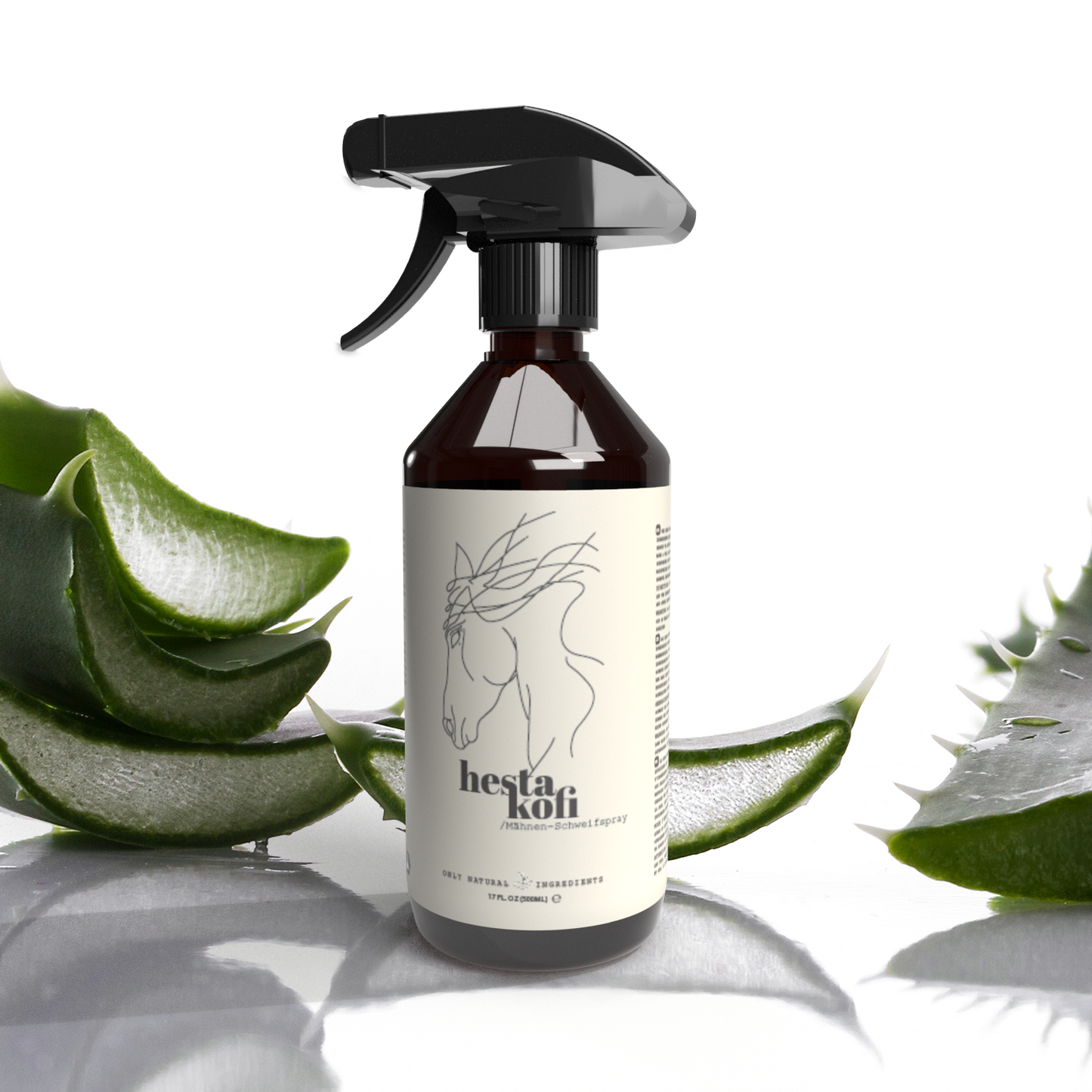 Eine braune Sprühflasche mit der Aufschrift Hestakofi steht zwischen Aloe-Vera-Blättern auf einer weißen Fläche. Das Mähnen und Schweifspray zeigt minimalistische Pferdelinien und verbindet Stil mit Sorgfalt.