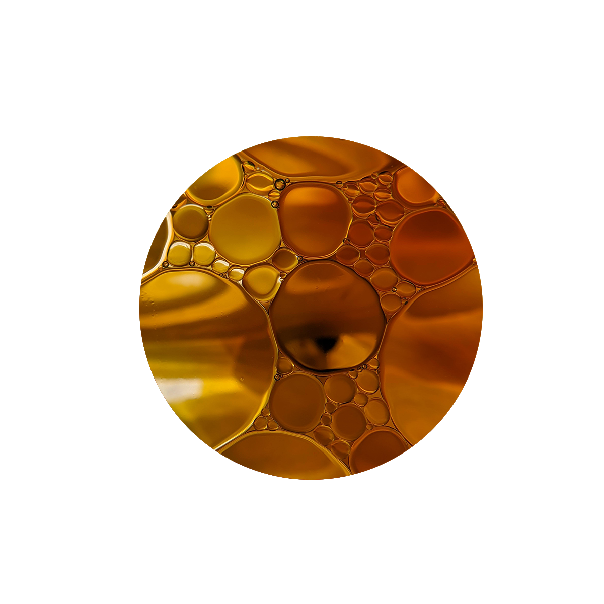 Nahaufnahmen von sich überlagernden gelben, orangefarbenen und goldenen Blasen bilden ein abstraktes Muster, das an natürlichen Schutz erinnert - wie eine Barriere, die von Hestakofis MÜCKENSTILLE für Pferdepflege oder Insektenschutz inspiriert ist - und sich vor einem weißen Hintergrund abzeichnet.