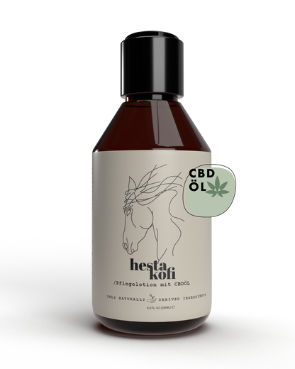 Eine braune Flasche mit schwarzer Kappe und der Aufschrift Hestakofi präsentiert die Pflegelotion mit CBDÖL, eine Lotion mit natürlichen Inhaltsstoffen für die sanfte Pflege der Pferdehaut, mit einer Strichzeichnung eines Pferdekopfes.