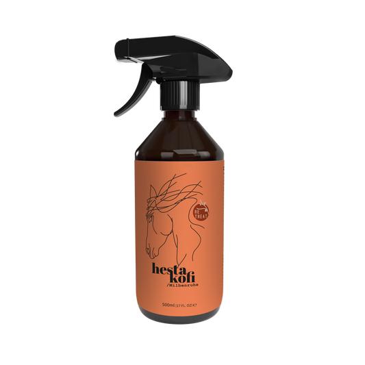Eine braune 500ml Sprühflasche von Hestakofi, Milbenruhe, mit schwarzem Abzug und einem orangefarbenen Etikett, das ein minimalistisches Pferd und "hesta kofi HEAT" zeigt. Ideal als Parasitenspray für Pferde mit ätherischen Ölen gegen Milben.