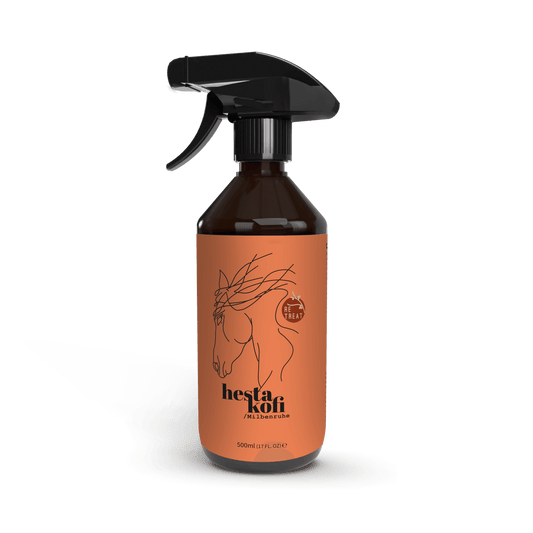 Eine braune 500ml Sprühflasche von Hestakofi, Milbenruhe, mit schwarzem Abzug und einem orangefarbenen Etikett, das ein minimalistisches Pferd und "hesta kofi" zeigt. Ideal als Parasitenspray für Pferde mit ätherischen Ölen gegen Milben.