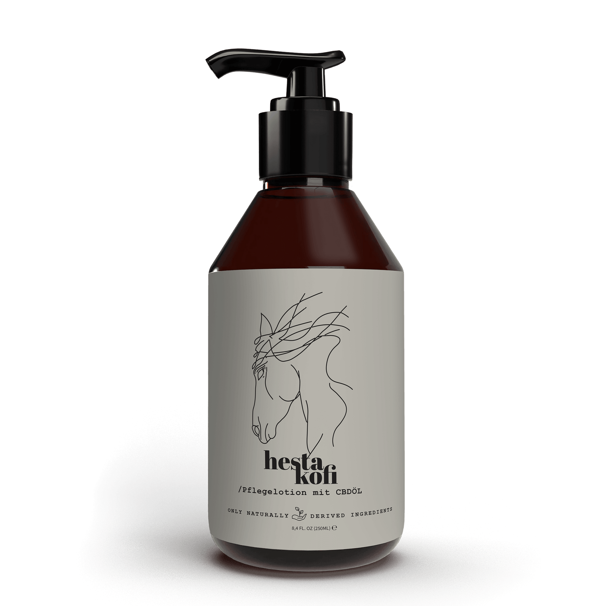 Die braune Pumpflasche mit beigem Etikett zeigt einen minimalistischen Pferdekopf, "hestakofi // Pflegelotion mit CBDÖL für Pferde" und "ONLY NATURALLY DERIVED INGREDIENTS". Ideal zur Pflege bei Sommerekzem. Marke: Hestakofi. Produkt: Pflegelotion mit CBDÖL.