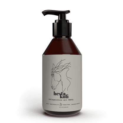 Die braune Pumpflasche mit beigem Etikett zeigt einen minimalistischen Pferdekopf, "hestakofi // Pflegelotion mit CBDÖL für Pferde" und "ONLY NATURALLY DERIVED INGREDIENTS". Ideal zur Pflege bei Sommerekzem. Marke: Hestakofi. Produkt: Pflegelotion mit CBDÖL.