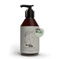 Die braune Pumpflasche von Hestakofi Pflegelotion mit CBDÖL zeigt eine minimalistische Pferdegrafik und einen runden Aufkleber mit einem grünen Cannabisblatt, der die Vorteile von CBDÖL für die Pferdehautpflege hervorhebt. Die Flasche steht vor einem schlichten weißen Hintergrund.