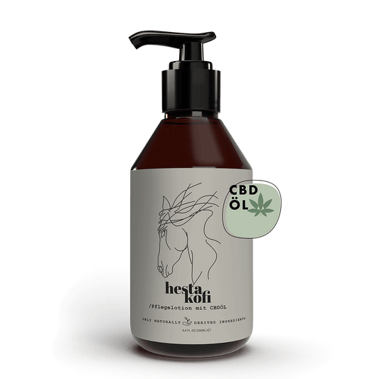 Die braune Pumpflasche von Hestakofi Pflegelotion mit CBDÖL zeigt eine minimalistische Pferdegrafik und einen runden Aufkleber mit einem grünen Cannabisblatt, der die Vorteile von CBDÖL für die Pferdehautpflege hervorhebt. Die Flasche steht vor einem schlichten weißen Hintergrund.