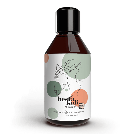Die dunkle Flasche des Hestakofi Shampoos mit schwarzer Kappe trägt ein weißes Etikett mit einer minimalistischen Pferdeillustration und grünen, orangen und grauen Kreisen. Seine pH-neutrale Formel sorgt für sanfte Pflege.