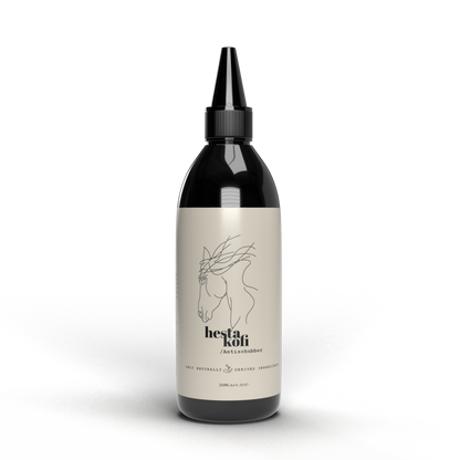 Schwarze Hestakofi Antischubber-Flasche mit spitzer Tülle und minimalistischem Pferdemotiv auf beigefarbenem Etikett. Formuliert für die zu Allergien neigende Pferdehaut mit feuchtigkeitsspendenden Inhaltsstoffen. Die Flasche steht auf einer strukturierten Oberfläche.