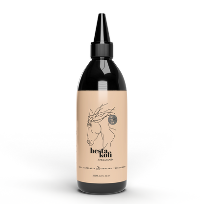 Die 250-ml-Flasche des Hestakofi FELLGOOD-Haustiershampoos mit schwarzer Düse, beigem Etikett und minimalistischer Pferdeillustration hebt die natürlichen Inhaltsstoffe hervor und enthält das FELLGOOD SERUM für die 72-Stunden-Pflege.