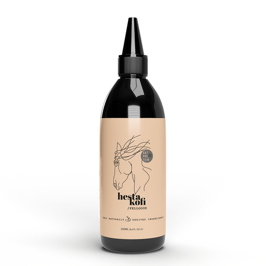 Die 250-ml-Flasche des Hestakofi FELLGOOD-Haustiershampoos mit schwarzer Düse, beigem Etikett und minimalistischer Pferdeillustration hebt die natürlichen Inhaltsstoffe hervor und enthält das FELLGOOD SERUM für die 72-Stunden-Pflege.
