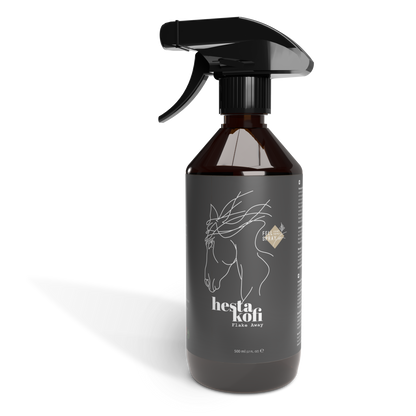 Eine dunkle Sprühflasche mit der Aufschrift Hestakofi Flake Away, mit einer minimalistischen Abbildung eines weißen Pferdekopfes und einem Hydration Complex zur Unterstützung der Hautbarriere. Die 500-ml-Flasche ist mit einem schwarzen Sprühkopf ausgestattet.