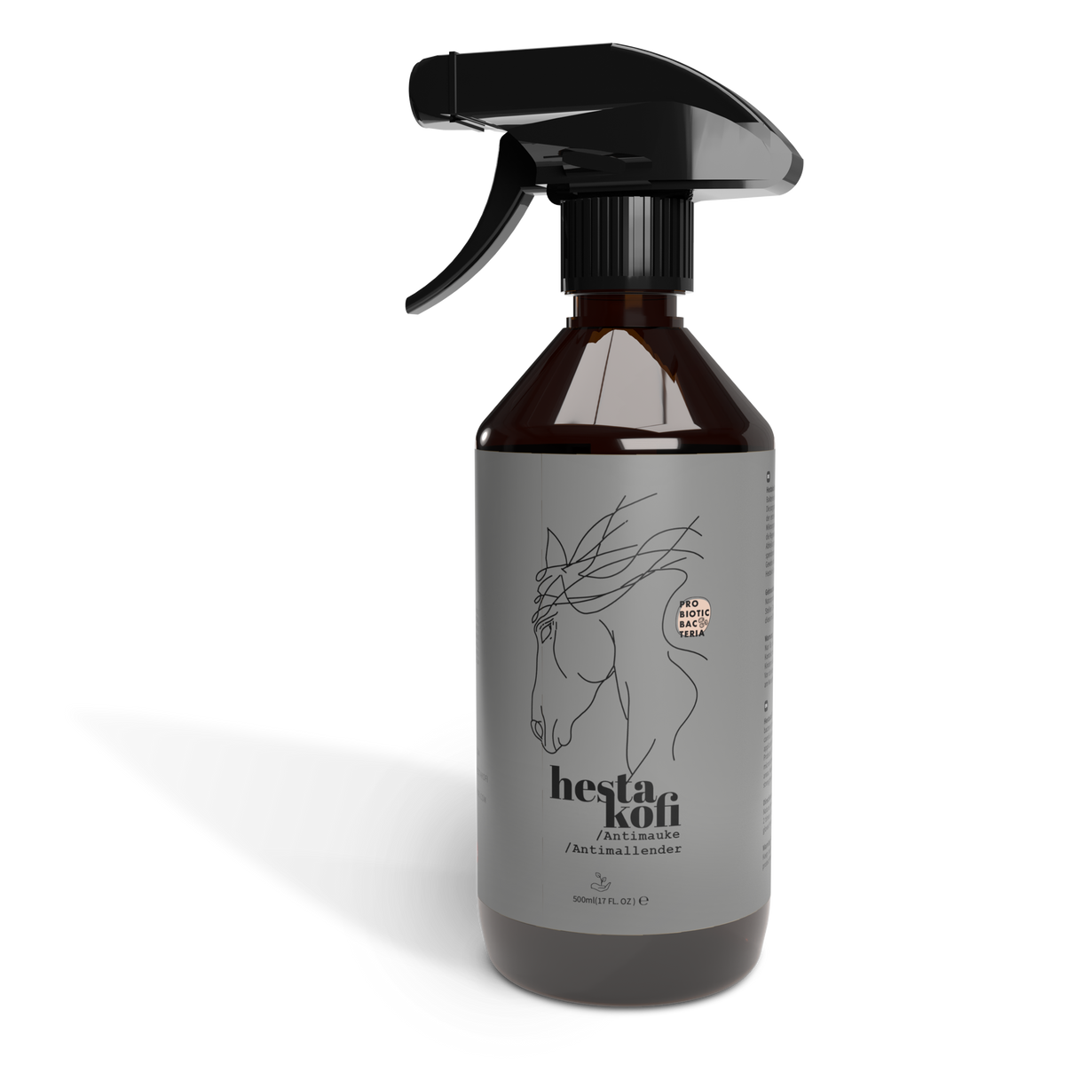 Eine braune Sprühflasche mit schwarzem Abzug und einem grauen Etikett mit einem minimalistischen Pferdekopf. Das Etikett mit der Aufschrift "Hestakofi Antimauke" und isländischem Text unterstreicht die natürliche antibakterielle Wirkung.