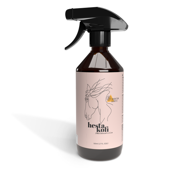 Eine braune Sprühflasche mit schwarzer Düse und der Aufschrift hestakofi / Mückenkattle, die eine minimalistische Strichzeichnung eines Pferdekopfes und ein Emblem mit der Aufschrift Insekt Protect zeigt. Die Flasche enthält 500ml (17 fl. oz).
