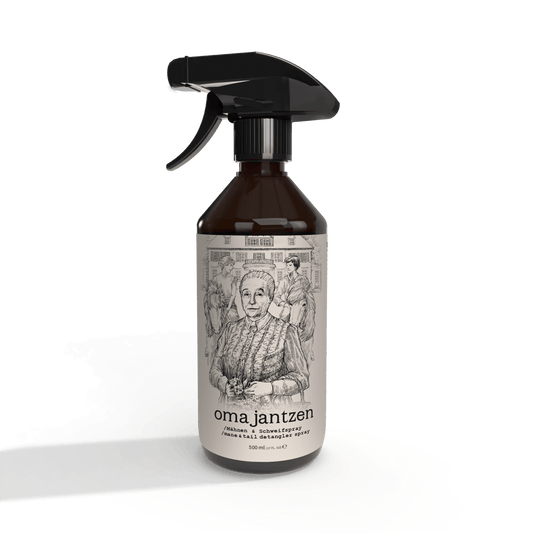 Das Oma Jantzen - Mähnen & Schweifspray von Hestakofi kommt in einem braunen Flakon mit der Illustration einer älteren Frau, Menschen und Gebäuden daher und ist mit seinem Rosenduft ideal für Fans von Hestakofi.