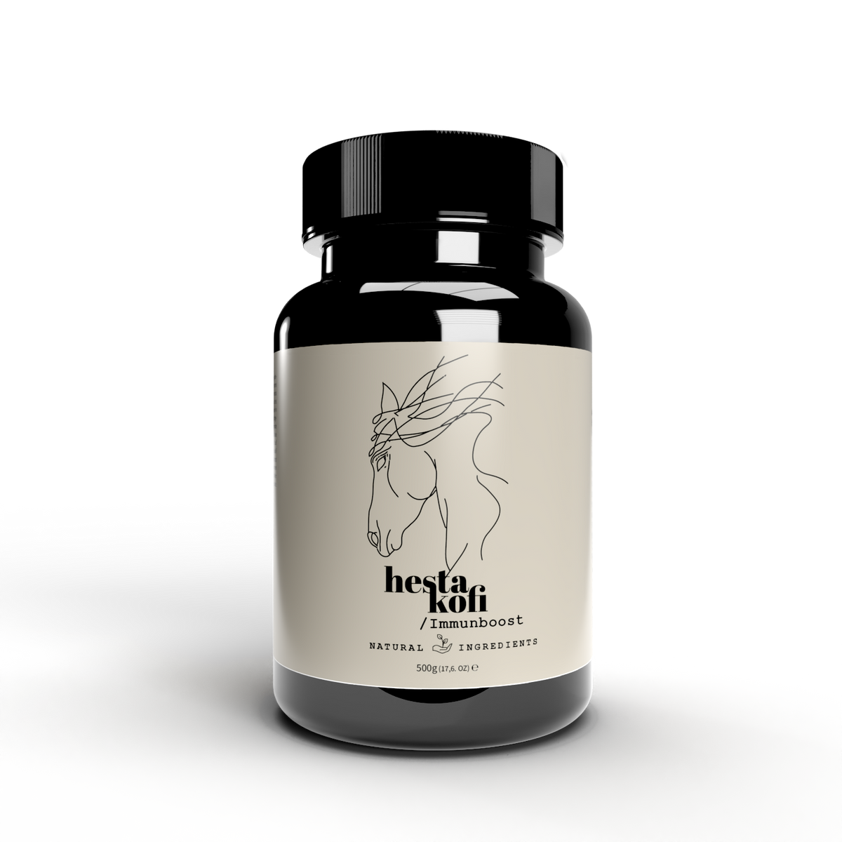 Eine schwarze Ergänzungsflasche mit der Aufschrift Hestakofi Immunboost, die einen Pferdekopf auf einem beigen Etikett zeigt, der vor einem abstrakten Hintergrund mit schwarzen Punkten und Farbverläufen steht - ideal für Sommerekzem und zur Unterstützung des Immunsystems.